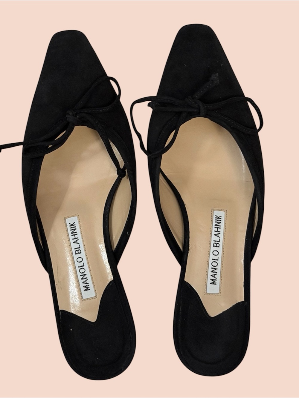 MANOLO BLAHNIK
Ballerimu Suede Bow Ballerina Flat Mules